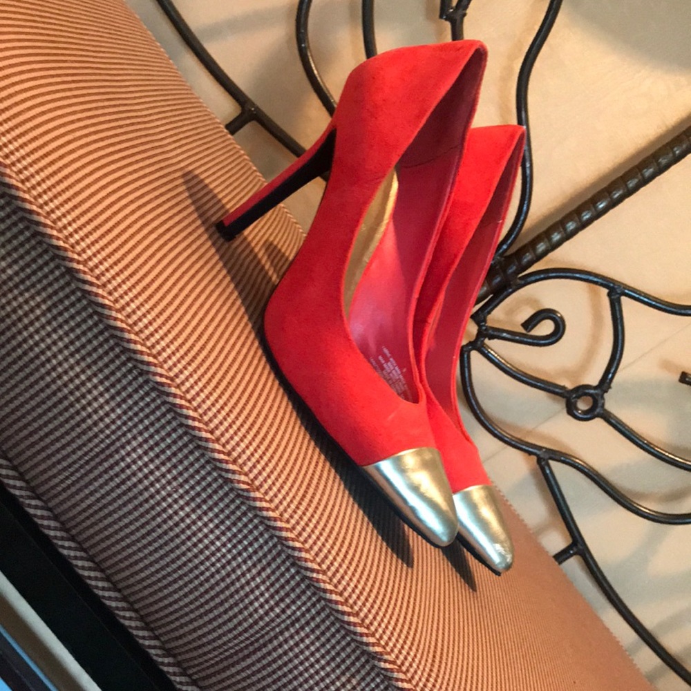 Size 8 coral (reddish) pumps